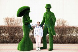 Топиари композиция светская встреча №3 (леди с зонтиком, джентельмен) — газон Deluxe