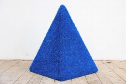 Топиари композиция пирамиды, синияя и зеленая — газон Eco