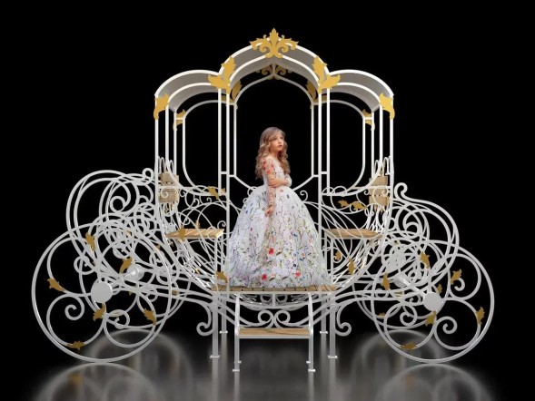 Светодиодная фотозона Сказочная карета 260 см.