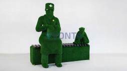 Топиари композиция доктор с обезьянкой на лавочке — газон Есо