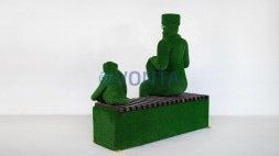 Топиари композиция доктор с обезьянкой на лавочке — газон Есо