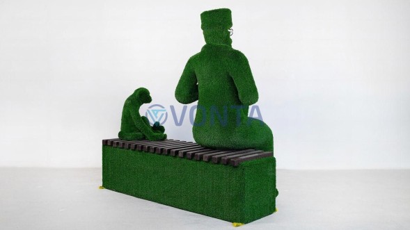 Топиари композиция доктор с обезьянкой на лавочке — газон Есо