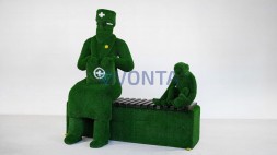 Топиари композиция доктор с обезьянкой на лавочке — газон Есо