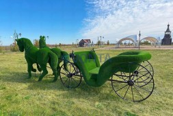 Топиари композиция карета с лошадьми — газон Есо