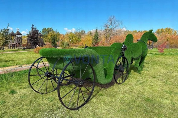Топиари композиция карета с лошадьми — газон Есо
