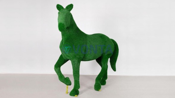 Топиари конь Рено — газон Есо