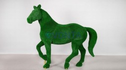 Топиари конь Рено — газон Есо