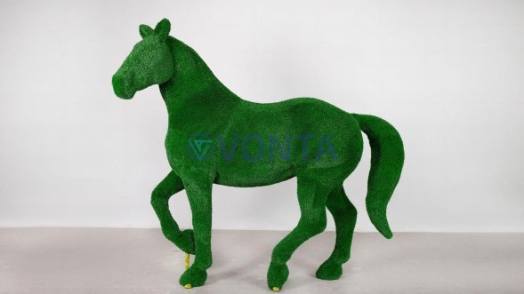 Топиари конь Рено — газон Есо