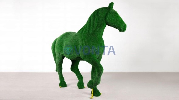 Топиари конь Рено — газон Есо