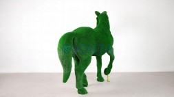 Топиари конь Рено — газон Есо