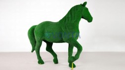 Топиари конь Рено — газон Есо