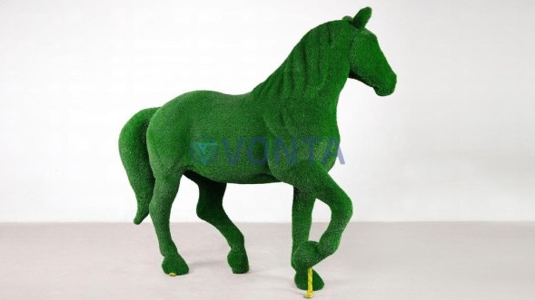 Топиари конь Рено — газон Есо