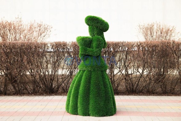 Топиари композиция светская встреча №5 (леди с зонтиком, джентльмен, девочка с букетом)-газон Deluxe