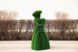 Топиари композиция светская встреча №1 (леди с зонтиком, джентльмен, девочки с подносом и букетом) —