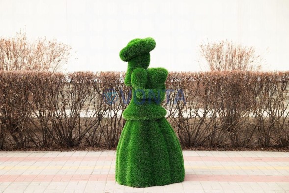 Топиари композиция светская встреча №1 (леди с зонтиком, джентльмен, девочки с подносом и букетом) —