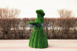 Топиари композиция светская встреча №1 (леди с зонтиком, джентльмен, девочки с подносом и букетом) —