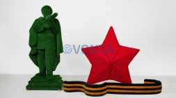 Топиари композиция герой Отечества и звезда с георгиевской лентой — газон Есо