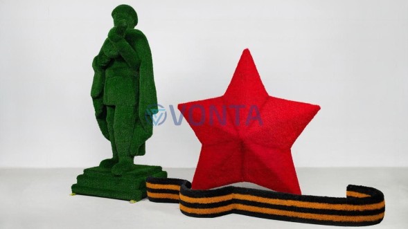 Топиари композиция герой Отечества и звезда с георгиевской лентой — газон Есо