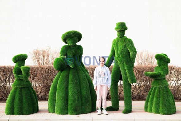 Топиари композиция светская встреча № 2 (леди с корзинкой, джентльмен, девочка с букетом и подносом)