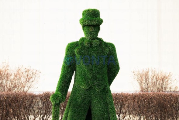 Топиари композиция светская встреча № 2 (леди с корзинкой, джентльмен, девочка с букетом и подносом)