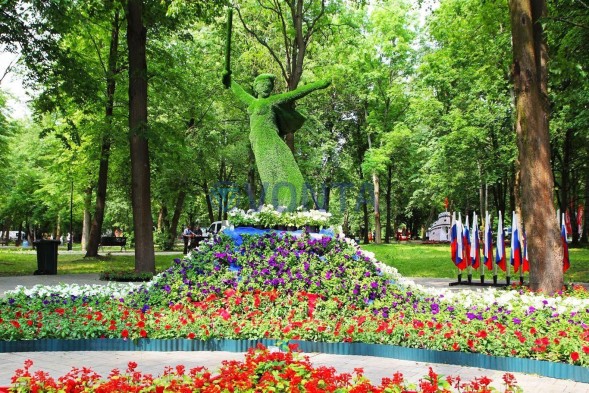 Топиари статуя РОДИНА МАТЬ, h=300см – газон Есо