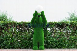 Топиари медведь с мячиком — газон Eco