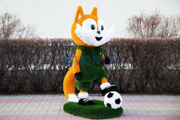 Топиари лисенок футболист, h=220см с логотипом — газон Есо