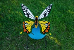 Топиари композиция бабочка Махаон на земном шаре — газон Eco