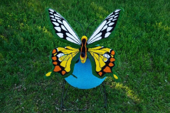 Топиари композиция бабочка Махаон на земном шаре — газон Eco