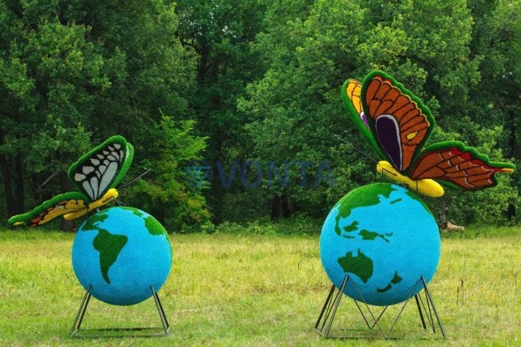 Топиари композиция бабочка Махаон на земном шаре — газон Eco