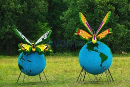 Топиари композиция бабочка Махаон на земном шаре — газон Eco