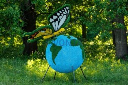 Топиари композиция бабочка Махаон на земном шаре — газон Eco