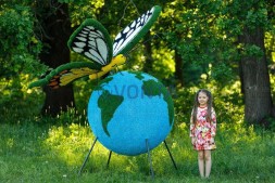 Топиари композиция бабочка Махаон на земном шаре — газон Eco