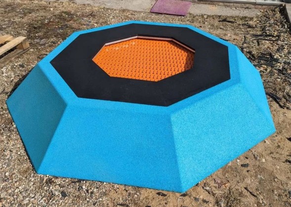 Восьмиугольный батут в платформе