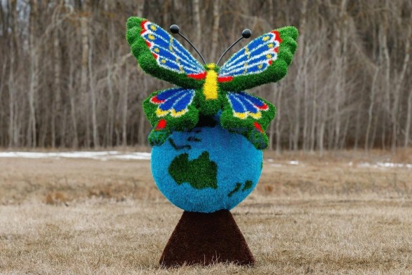 Топиари композиция бабочка Лайза на земном шаре — газон Eco