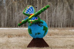 Топиари композиция бабочка Лайза на земном шаре — газон Eco