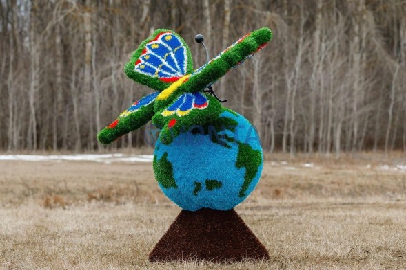 Топиари композиция бабочка Лайза на земном шаре — газон Eco