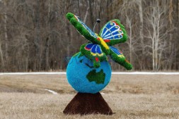 Топиари композиция бабочка Лайза на земном шаре — газон Eco