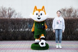 Топиари лисенок футболист, h=170см — газон Deluxe + Eco