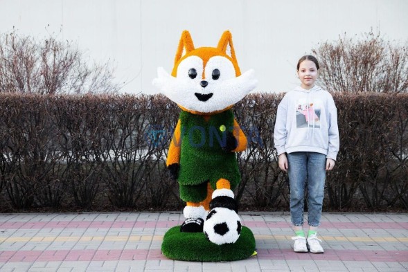 Топиари лисенок футболист, h=170см — газон Deluxe + Eco