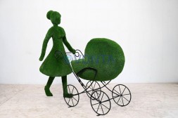 Топиари мама с коляской — газон Eco