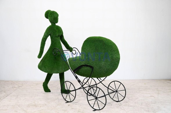 Топиари мама с коляской — газон Eco