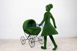 Топиари мама с коляской — газон Eco