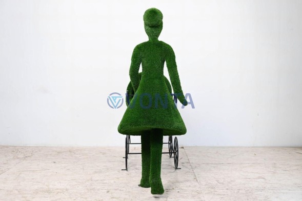 Топиари мама с коляской — газон Eco