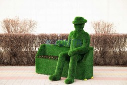 Топиари композиция джентельмен Арли, ожидает (с лавкой) — газон Deluxe