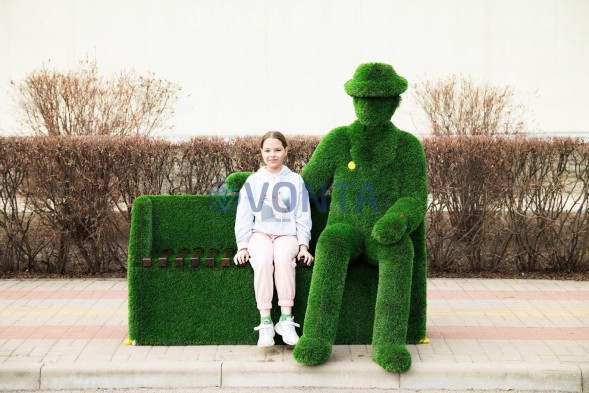 Топиари композиция джентельмен Арли, ожидает (с лавкой) — газон Deluxe