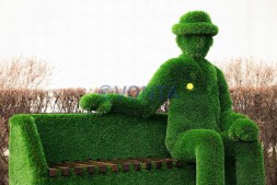 Топиари композиция джентельмен Арли, ожидает (с лавкой) — газон Deluxe