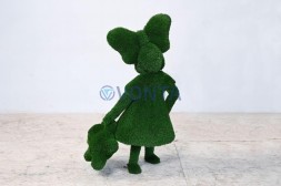 Топиари девочка с мишкой — газон Eco