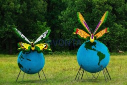 Топиари композиция бабочка Королева III на земном шаре — газон Eco