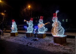 Светодиодная фигура Снеговик-музыкант гитара 220 см. 1 шт.